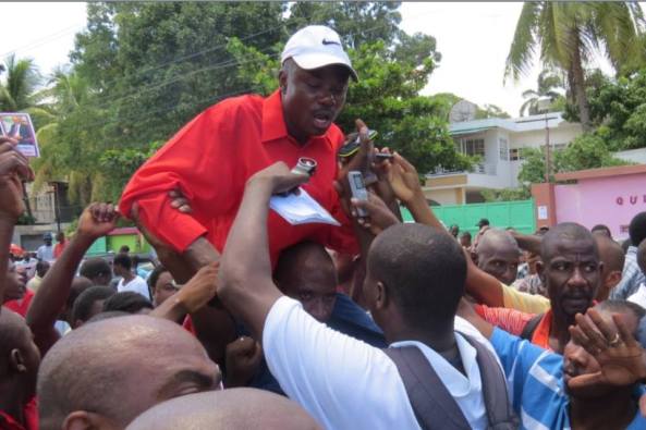 Yon gwoup sipòtè ap leve anlè Senatè Moise Jean-Charles, lidè Platfòm Pitit Desalin an 